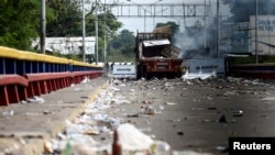 Uno de los camiones usados para transportar ayuda humanitaria a Venezuela que fue quemado en el puente Francisco de Paula Santander, en la frontera entre Venezuela y Colombia, el 23 de febrero de 2019.