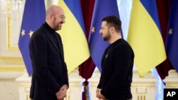 El presidente ucraniano Volodymyr Zelenskyy, derecha, conversa con el presidente del Consejo de la UE, Charles Michel, durante una cumbre en Kiev, Ucrania, el viernes 3 de febrero de 2023. [Foto: Archivo/Oficina de Prensa de la Presidencia de Ucrania vía AP].