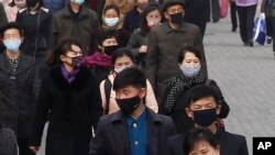 지난 1일 북한 평양 주민들이 신종 코로나바이러스 감염을 막기 위해 마스크를 쓰고 있다.