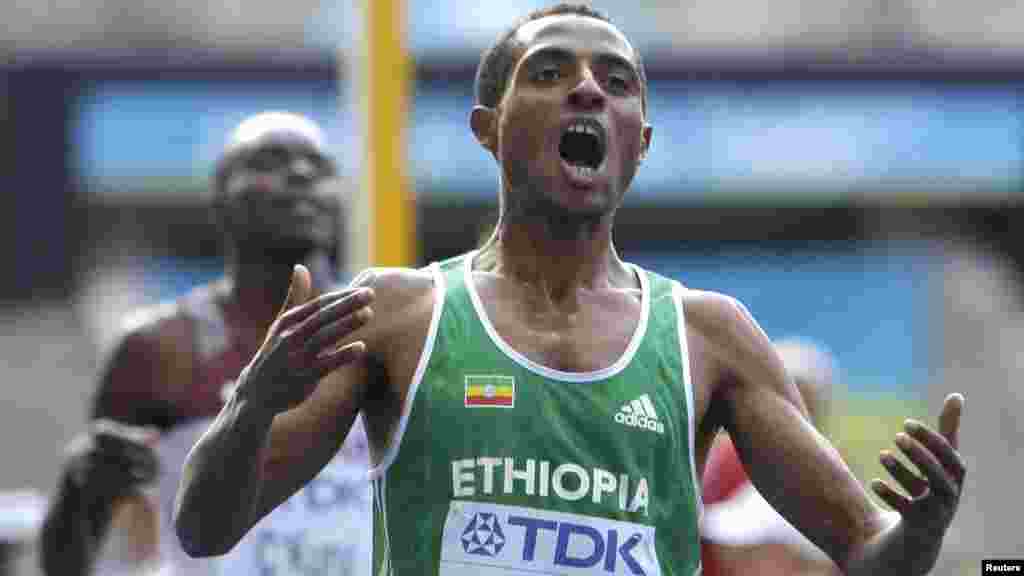 Kenenisa Bekele Beyecha éthiopien de 34 ans, spécialiste des courses de fond. Il a remporté vingt-huit titres majeurs lors de compétitions internationales : 3 médailles d'or aux Jeux olympiques, cinq médailles d'or aux championnats du monde sur piste, ainsi que vingt titres mondiaux lors des championnats du monde de cross-country. 
