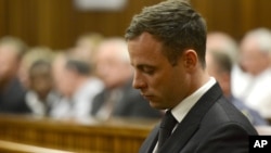 Oscar Pistorius akan dibebaskan dari penjara pekan depan dan dipindahkan ke tahanan rumah (foto: dok).