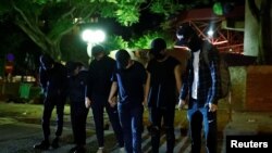 反政府示威者在离开香港理工大学（PolyU）校园 （路透社，2019年11月21日资料照)