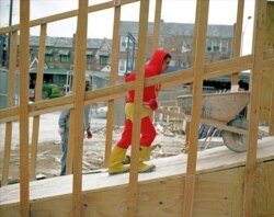 Fotografía de la artista visual Dulce Pinzón que fue publicada en su libro "La verdadera historia de los superhéroes", en donde se muestra a un trabajador de la construcción utilizando el traje del personaje heróico mexicano, Chapulín Colorado.