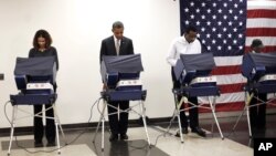 Prezident Barak Obama erta ovoz bermoqda, Chikago, 25-oktabr, 2012
