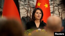 德國外交部長貝爾伯克在北京的釣魚台國賓館出席與中國外交部長秦剛的聯合記者會時發言。 （資料照片，2023年4月14日）