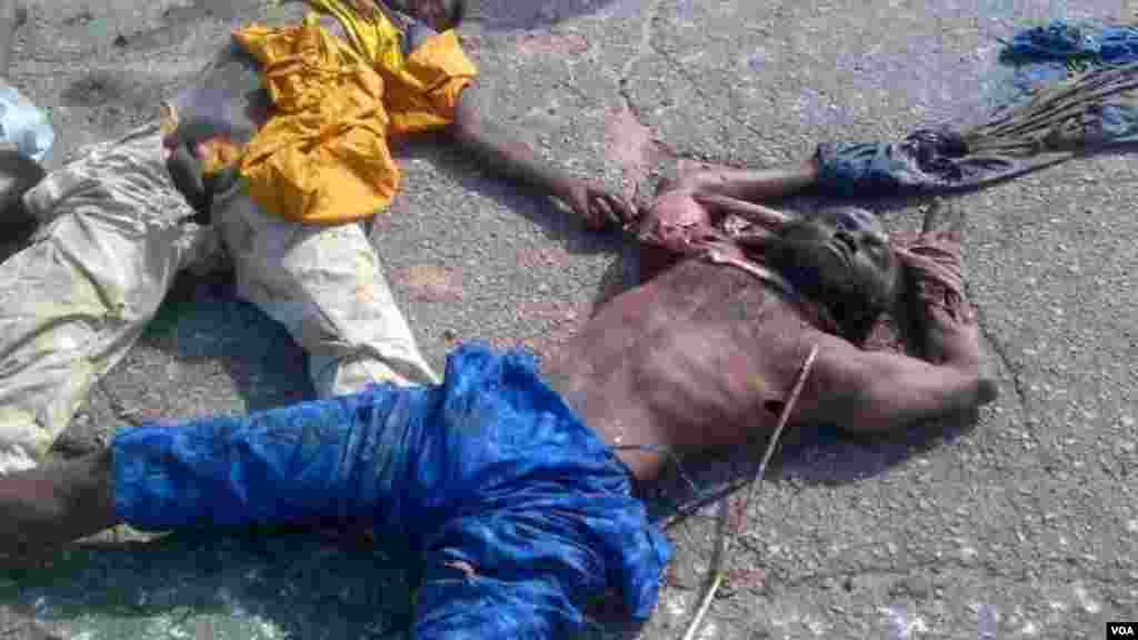 Gawar Mohammed Bashir wanda ake zargin cewa shi ne yake shiga kamar shugaban Boko Haram, sanye da shudin wando. Ana zargin cewa shi ne yake fitowa cikin fayafayen bidiyo na Boko Haram da sunan Abubakar Shekau.
