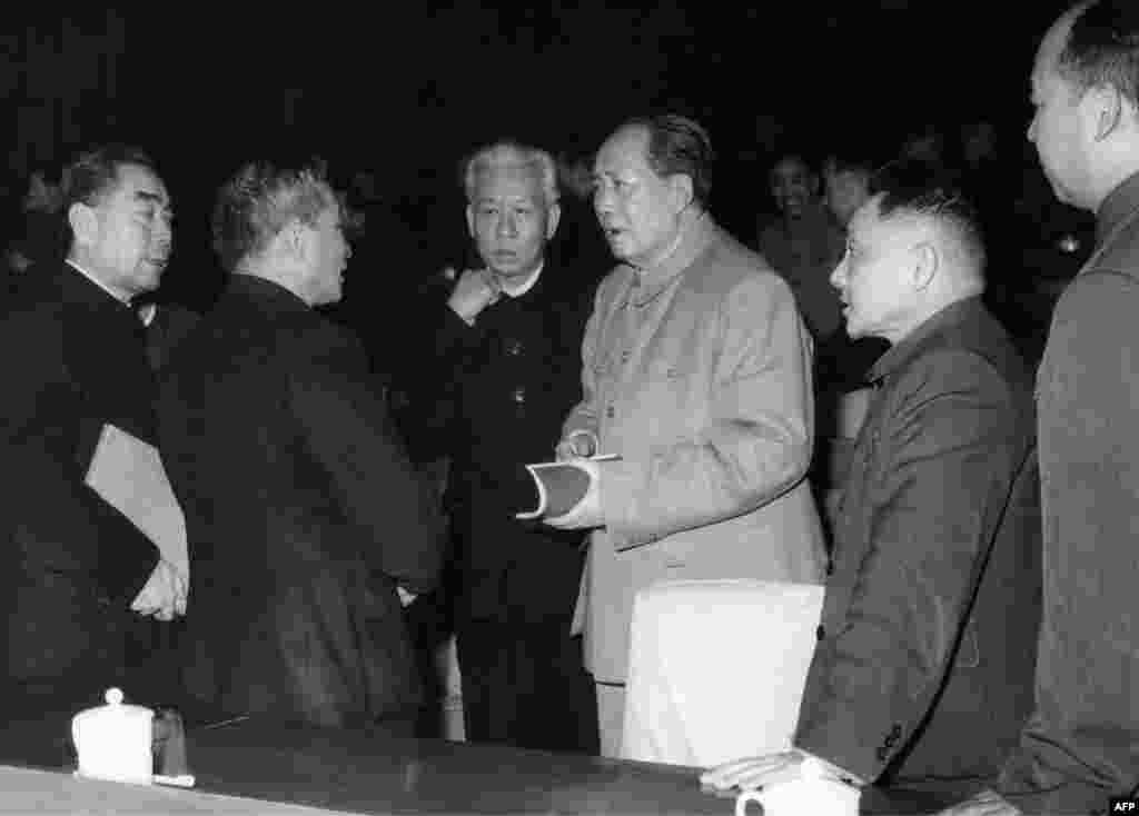1962年中共中央在北京开会期间的几位领导人。左起:周恩来(1898-1975),中华人民共和国总理,从1949年成立直至周去世一直是总理;中国国家计划委员会主任陈云;中国国家主席刘少奇(1898-1969);中共中央主席毛泽东(1893-1976);中共中央总书记邓小平;北京市长彭真 。美国之音驻北京记者在参观改革开放40周年展览中注意到,展览也没有提到改革开放初期负责法制的人大委员长彭真,有的工作人员甚至不知道彭真何许人也。