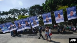 Se exhiben retratos de presos políticos durante una manifestación de ciudadanos nicaragüenses exiliados en Guatemala contra las elecciones generales celebradas en Nicaragua y el gobierno del presidente Daniel Ortega, en Ciudad de Guatemala, el 7 de noviembre de 2021.