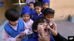 Vaksinasi polio untuk anak di sebuah sekolah di Lahore, Pakistan, Senin, 17 Februari 2020. (AP)