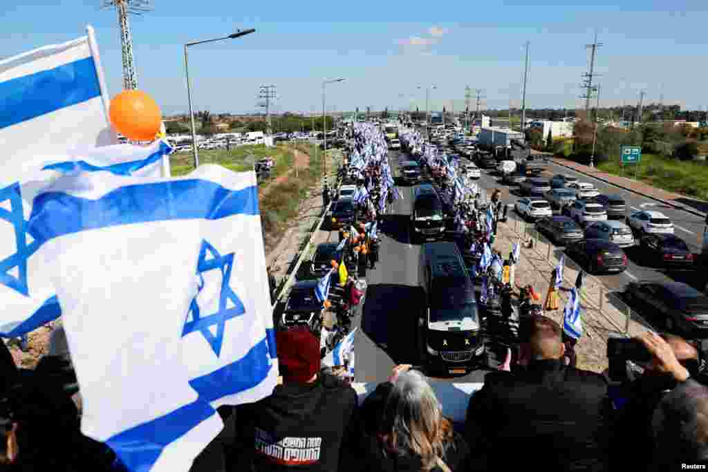 G'azo sektorida garovda ekan, Isroil hujumlari qurboniga aylangan 32 yoshli Shiri Bibas va uning ikki o'g'lining dafn marosimi, Ashkelon, Isroil. 