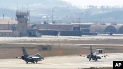한국 오산 공군기지에서 미 공군 소속 F-16 전투기들이 이륙 준비를 하고 있다. (자료사진)