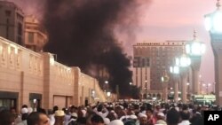 Asap mengepul akibat ledakan di dekat Masjid Nabawi di Madinah, Saudi Arabia, hari Senin (4/7). 
