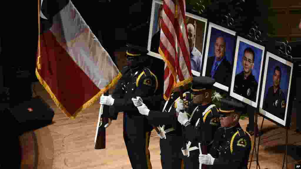 Shugaba Barack Obama Ya Karrama 'Yan Sanda Biyar a Dallas.
