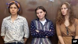 Anggota band Pussy Riot (dari kiri : Nadezhda Tolokonnikova, Yekaterina Samutsevich dan Maria Alekhina) saat berada dalam ruang pengadilan di Moskow Rusia, 3 Agustus 2012 (Foto: dok). Nadezhda Tolokonnikova dikabarkan tengah dipindahkan dari penjara ke rumah sakit di propinsi Mordovia.