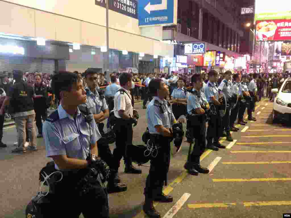上千港人連續第四晚在旺角聚集爭真普選(美國之音海彥拍攝)