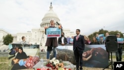 La activista Iram Ali junto con el representante Ro Khanna en un mitin en apoyo a la resolución del Senado para acabar con el apoyo militar de EE.UU. al bombardeo de Yemen por parte de Arabia Saudí.