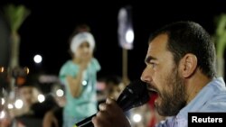 Nasser Zefzafi, leader de la contestation populaire dans la région du Rif, dans le nord du Maroc, harangue la foule à Al-Hoceima, Maroc, 18 2017.