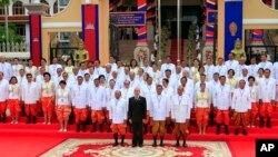 រូប​ឯកសារ៖ តំណាងរាស្ត្រ​កម្ពុជា​ថត​រូប​ជាមួយ​ព្រះ​មហាក្សត្រ​នៅ​មុខ​រដ្ឋសភា​ជាតិ​កាល​ពី​ឆ្នាំ​២០១៣។