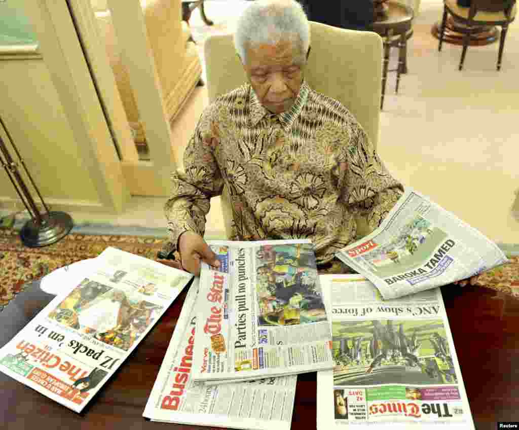 L'ancien président sud-africain Nelson Mandela lit les journaux à son domicile à Houghton, le 16 mai 2011.