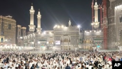 Los fieles se marchan tras rezar en el exterior de la Gran Mezquita durante la peregrinación anual del haj, en La Meca, Arabia Saudí, el 14 de junio de 2024.