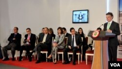 El presidente de Colombia, Juan Manuel Santos. junto a sus ministros durante su alocución en el Palacio de Nariño.