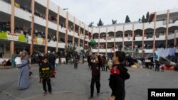 Una escuela en Rafáh ofrece refugio a palestinos que huyen del conflicto entre Israel y Hamás el 7 de diciembre de 2023.