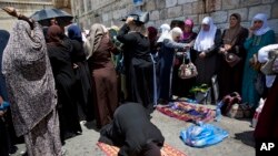 Para Muslimah Palestina melakukan sholat dan doa bersama di luar 'Pintu Gerbang Domba' di komplek Kota Tua Yerusalem, Selasa (25/7). 