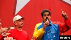 El presidente de Venezuela, Nicolás Maduro, a la derecha, habla junto al general retirado Hugo Carvajal durante el congreso del Partido Socialista en Caracas, el 27 de julio de 2014.