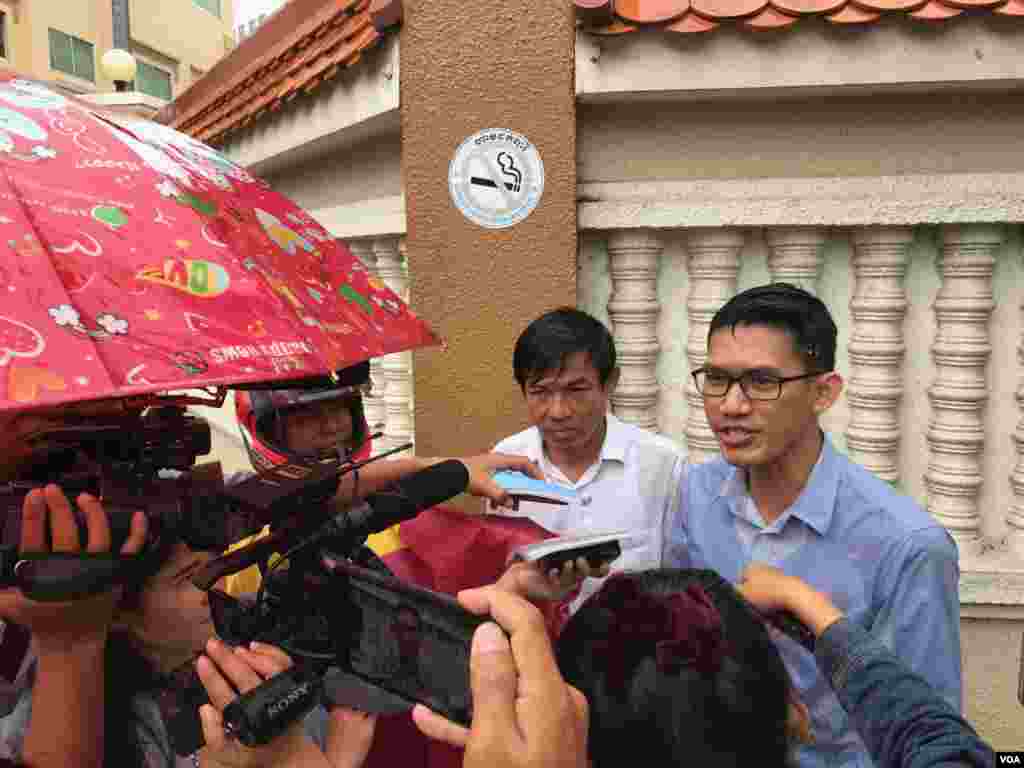 អតីតអ្នកសារព័ត៌មានវិទ្យុអាស៊ីសេរីប្រចាំរាជធានីភ្នំពេញ លោក យាង សុធារិន្ទ (ស្តាំ) និងលោក អ៊ួន ឈិន (ឆេ្វង) ថ្លែងទៅកាន់អ្នកយកព័ត៌មានខាងក្រៅសាលាដំបូងរាជធានីភ្នំពេញកាលពីថ្ងៃសុក្រទី៣០ ខែសីហា ឆ្នាំ២០១៩ នៅក្រោយពីសវនាការប្រកាសសាលក្រមពាក់ព័ន្ធនឹងបទ «ផ្តល់ព័ត៌មានដល់រដ្ឋបរទេសដែលអាចធ្វើឲ្យអន្តរាយដល់ការការពារជាតិ»ត្រូវបានលើកពេល។ (ទុំ ម្លិះ/VOA Khmer)