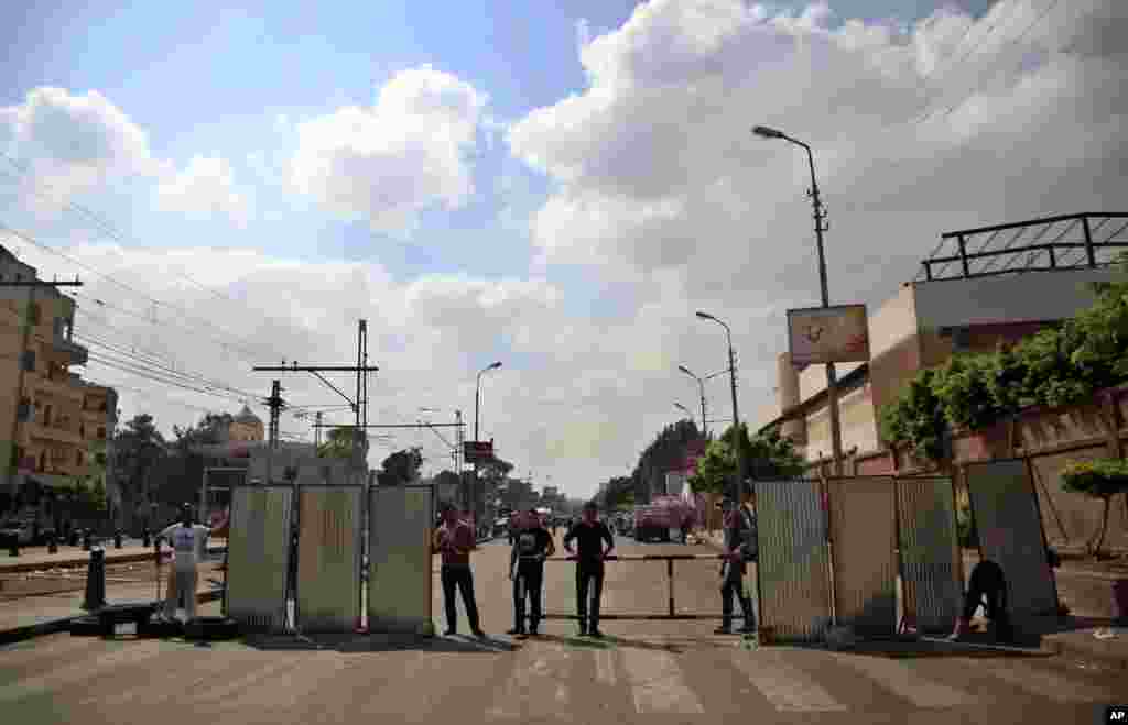 Opponents of Egypt's President Mohamed Morsi guard the entrances of the presidential palace in Cairo, Egypt, July 2, 2013.