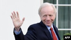 Lieberman, originalmente demócrata de Connecticut, se convirtió en independiente y fue conocido por sus posturas que a menudo se desviaban de la línea del partido.