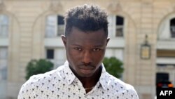 Mamoudou Gassama, 22 ans, à la sortie de l'Elysée après sa rencontre avec le président français Emmanuel Macron à Paris le 28 mai.