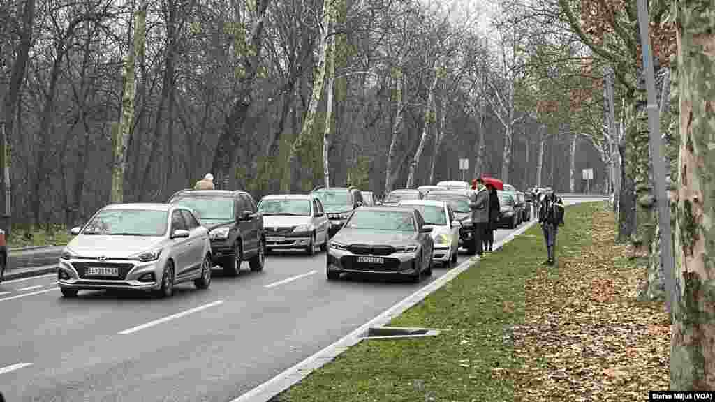 Automobili stoje u koloni dok traje blokada. Pojedini građani su takođe odali počast nastradalima tokom petnaest minuta akcije "Zastani Srbijo" (foto: Glas Amerike / Stefan Miljuš)