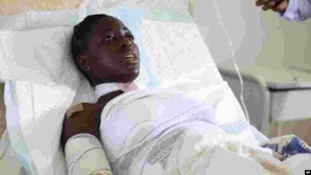 Ana yiwa wani magani a raunin da yaji sandiyar fashewar bom, Mayu 22, 2014.