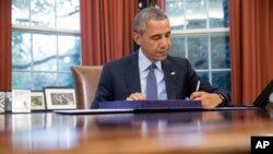 Barack Obama Sign Budget
