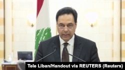 Perdana Menteri Lebanon, Hassan Diab memberikan keterangan di Beirut, Lebanon, 10 Agustus 2020.