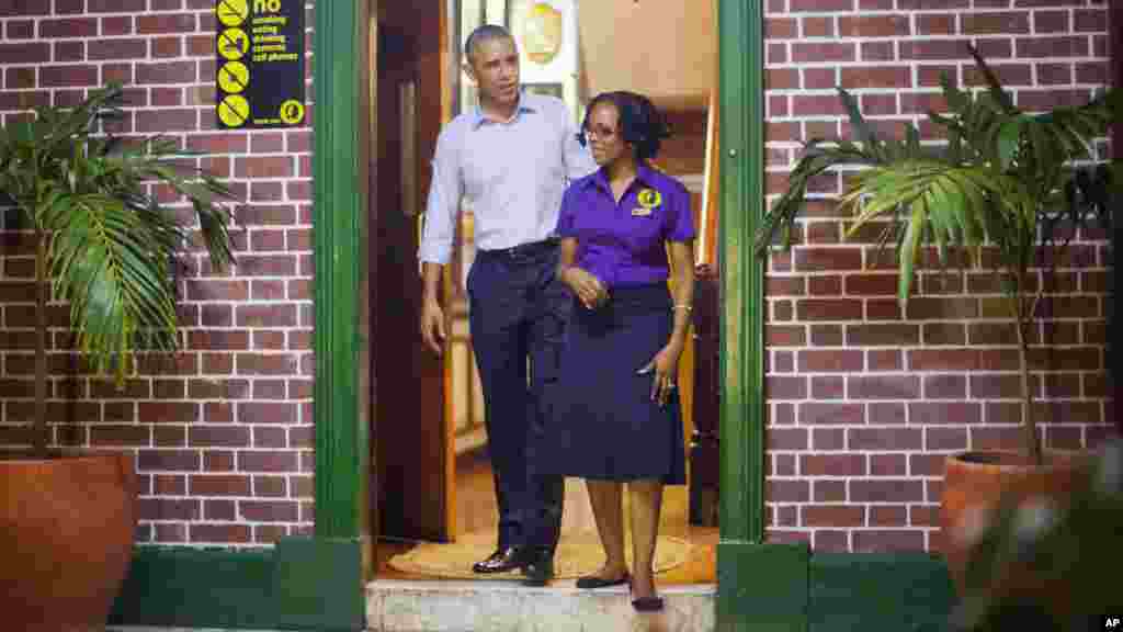 Shugaba Barack Obama ya ziyarci gidan 'Bob Marley' a Jamaica, Afrilu 8, 2015.