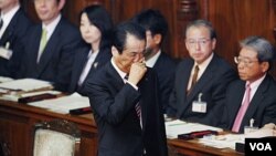PM Naoto Kan saat memberikan penjelasan kepada parlemen Jepang. Kan mendapat mosi tidak percaya dan dituntut untuk mundur.