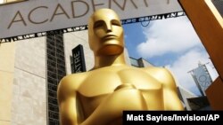Una estatua del Oscar afuera del Teatro Dolby durante la edición 87 de los Premios de la Academia en Los Angeles, el 21 de febrero de 2015.