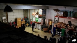 El presidente de EE. UU., Joe Biden, visita Smith Flooring Inc, en Chester, Pensilvania, el martes 16 de marzo de 2021. Le acompañan los propietarios Kristin y James Smith y las legisladoras demócratas por Pensilvania, Crissy Houlahan y Mary Gay Scanlon.