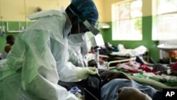 Un agent de santé s'occupe d'un patient COVID-19 à l'hôpital central Queen Elizabeth pour hommes COVID-19 à Blantyre, Malawi, 30 janvier 2021.