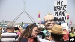 Para pengunjuk rasa melakukan aksi protes perubahan iklim di luar Gedung Parlemen di Canberra, Australia, Selasa, 4 Februari 2020.