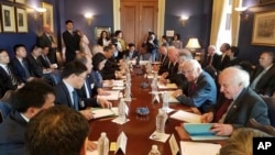 美國國會眾議員Bill Pascrell的辦公室提供的照片上，他和其他議員們與中國代表團討論美中貿易（2018年5月資料照）。