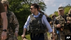 Ukraina Prezidenti Vladimir Zelenskiy mamlakatning urush vayron qilgan sharqiy hududlarida. 27-may, 2019.
