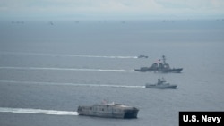 美國海軍艦船包括美國麥康貝爾號導彈驅逐艦(USS McCampbell)2016年11月16日在南中國海參與演習資料照。