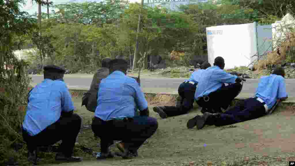 Des policiers kenyans se mettent à couvert à l'extérieur de l'univeté de Garissa, au Kenya, lors d'une attaque par des hommes armés à Garissa, au Kenya, jeudi 2 avril 2015.