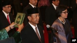 Jenderal Purnawirawan Wiranto ketika dilantik menjadi Menteri Koordinator bidang Politik Hukum dan Keamanan.