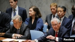 El secretario de Estado estadounidense, Rex Tillerson, habla junto al secretario general de la ONU, Antonio Guterres, durante una reunión del Consejo de Seguridad sobre la situación en Corea del Norte en las Naciones Unidas en Nueva York, 28 de abril de 2017.