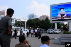 지난해 9월 평양역 주변에 설치된 대형화면에서 북한의 5차 핵실험 성공 발표가 나오고 있다.