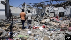 Puing menutupi tanah setelah serangan udara di pusat penahanan di Tajoura, sebelah timur Tripoli di Libya, 3 Juli 2019. (Foto: AP)